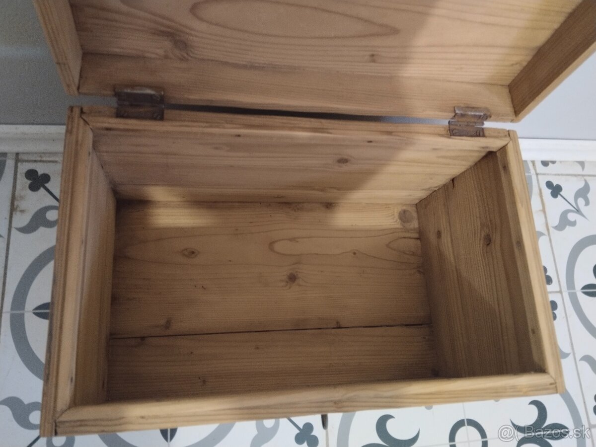 Starý, malý, dřevěný kufr, truhla po renovaci - 7