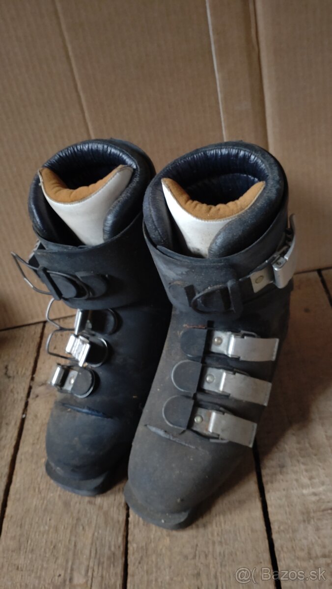 Staré kožené lyžiarky - 7