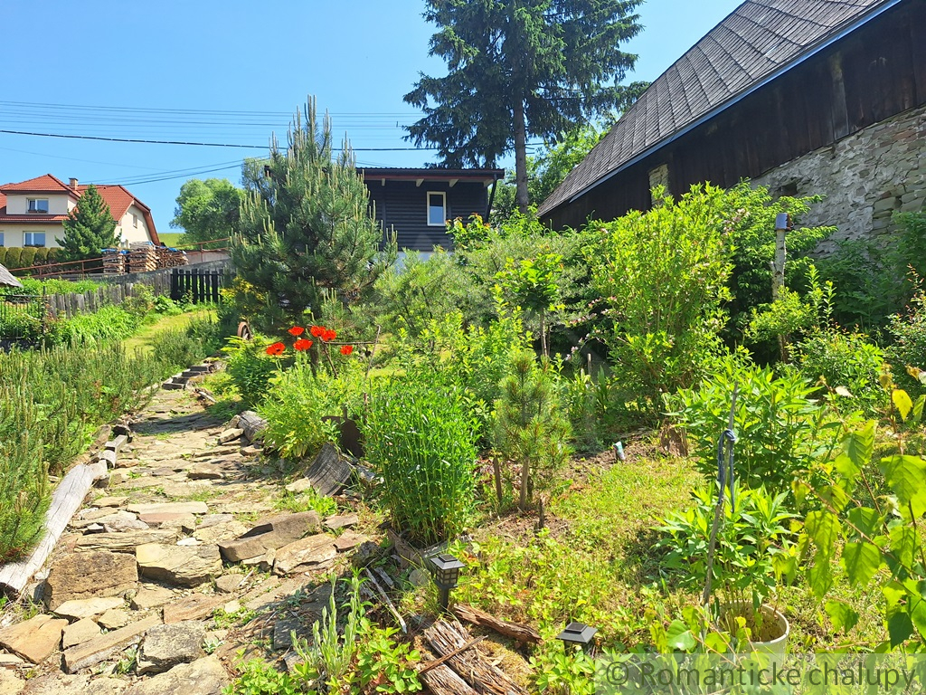 Romantická drevenica s garážou, upraveným pozemkom a teras - 7