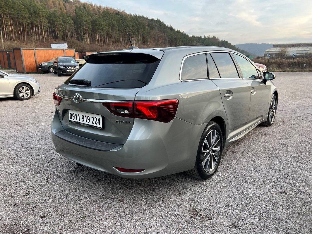 Toyota Avensis Combi 2.0 D-4D S&S Executive - 7