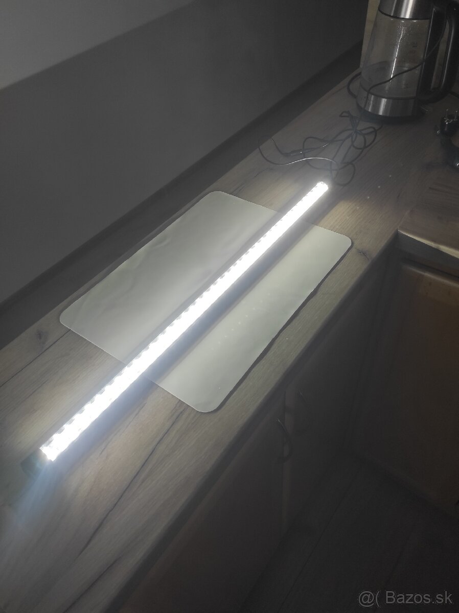 Akvárium so skrinkou a rôzne príslušenstvo. - 7