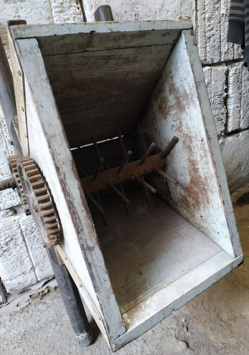 Starý ručný DRVIČ hrozna - Mlynček na hrozno - 7