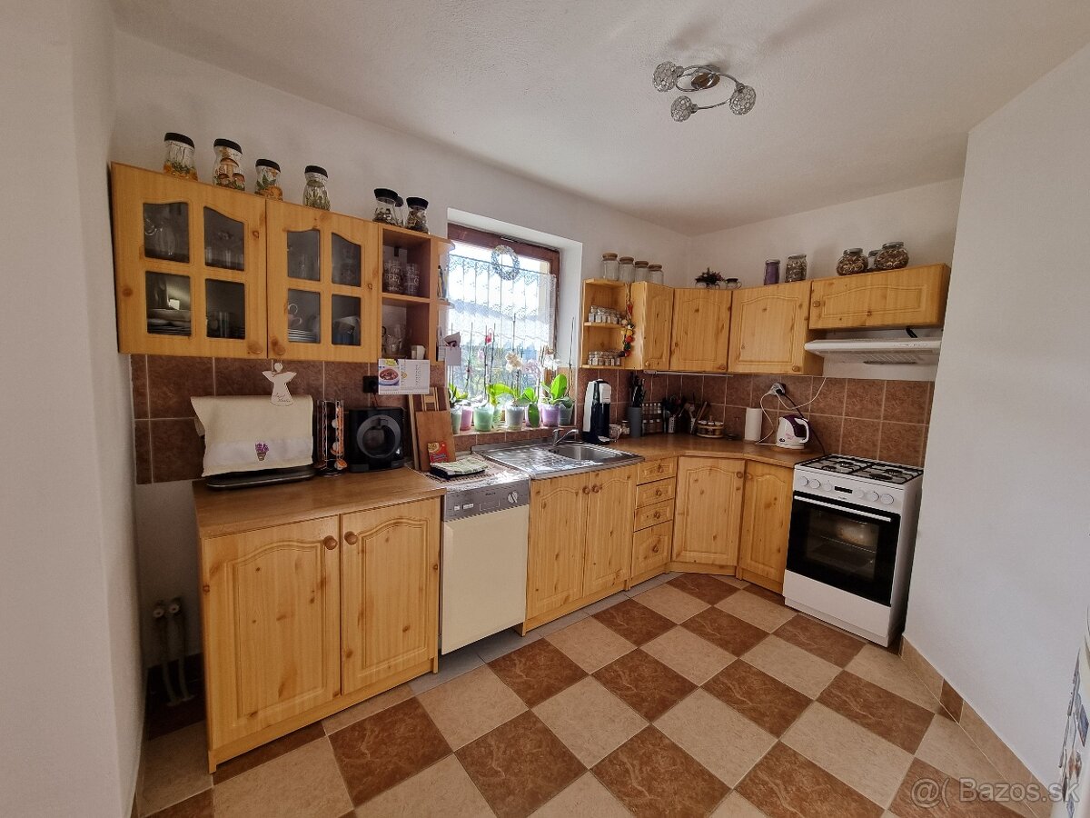 Priestranný rodinný dom s nádherným výhľadom - Hriňová - 7