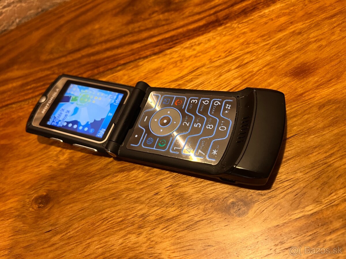 Motorola legendárne mobily RAZR V3/SLVR L7e/KRZR K1 - 7
