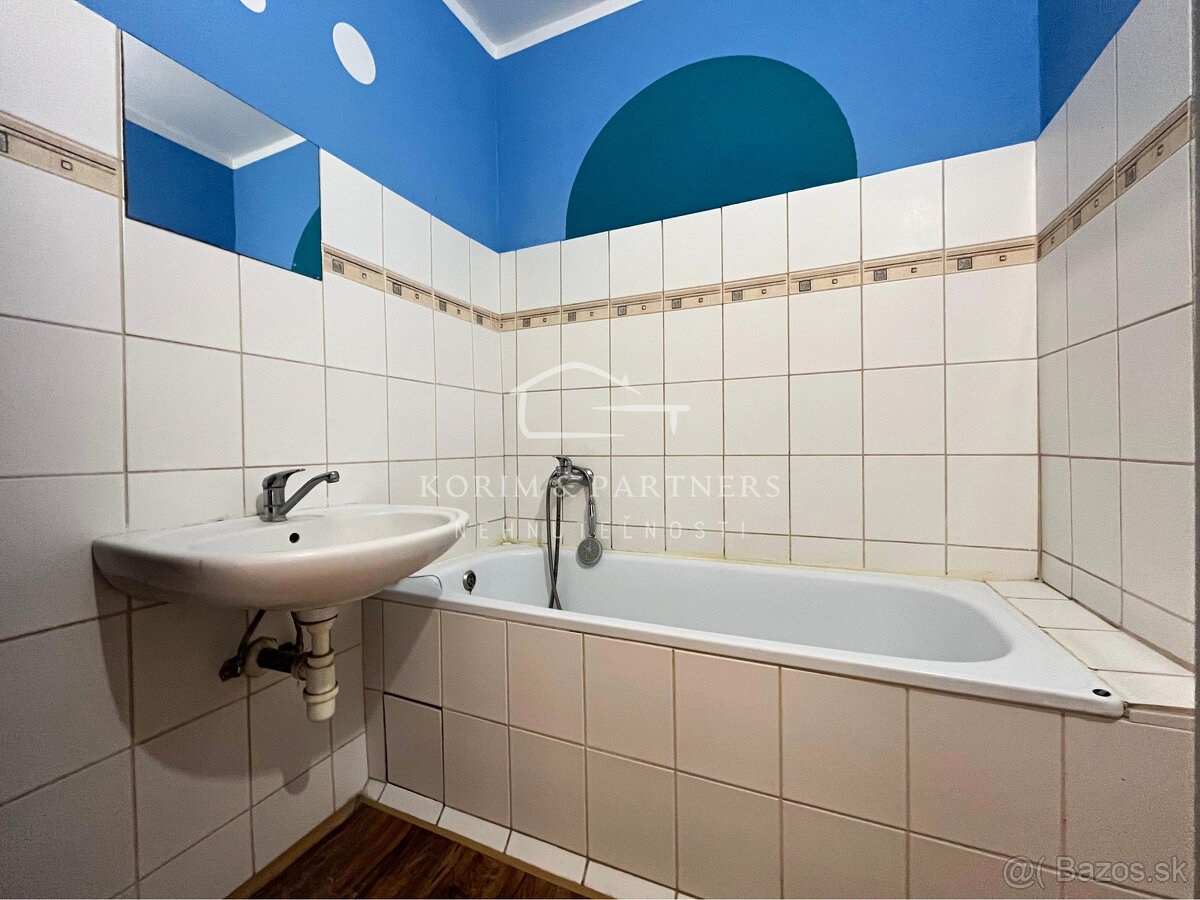 3-izbový byt v skvelej lokalite Komárna s dvomi loggiami a v - 7