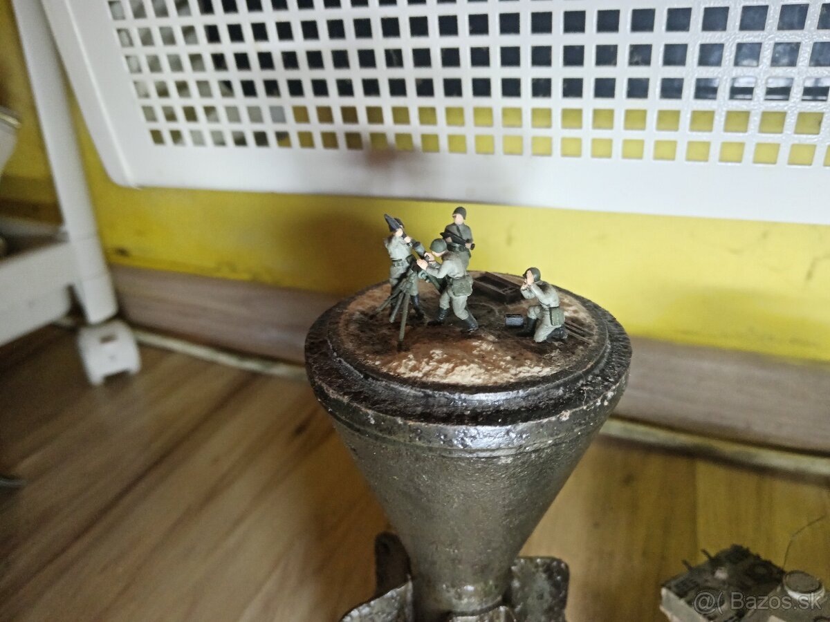 Vitrína s modelmi na predaj. - 7