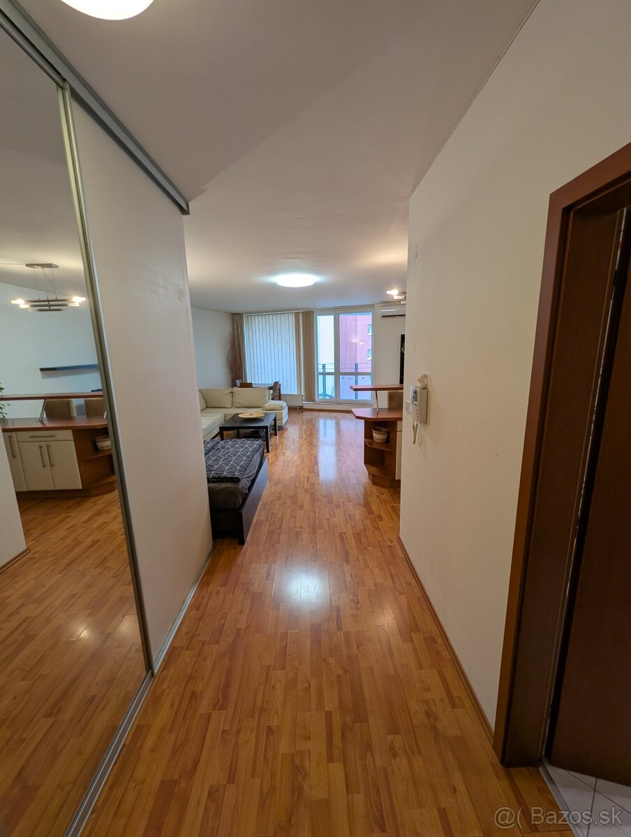 Prenájom bytu s loggiou pri jazere v časti Nové Mesto - 7