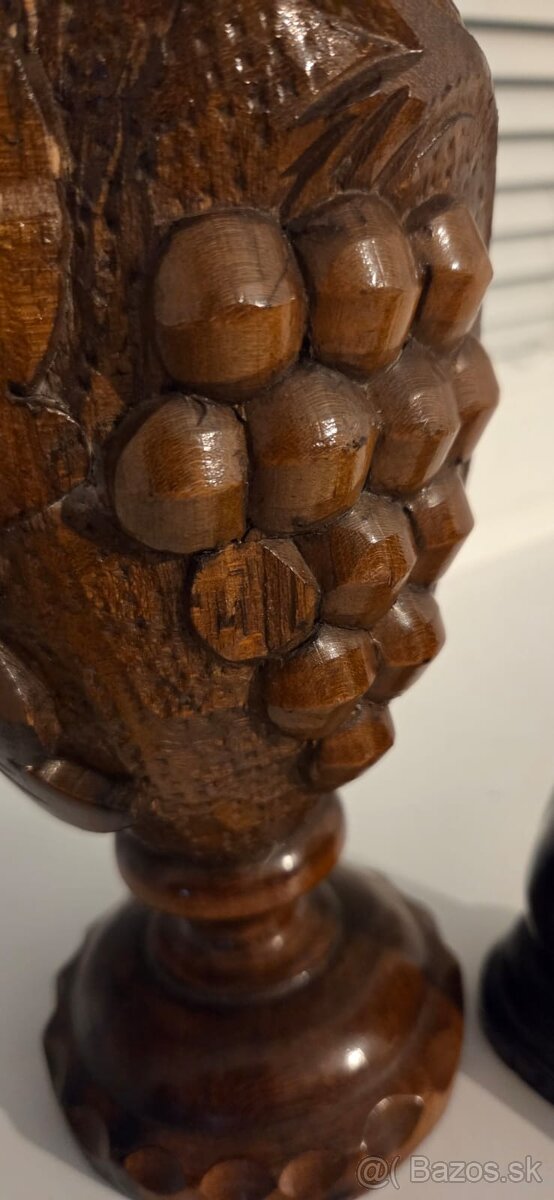Vyrezávaná drevená váza, motív hrozno, dub - 7