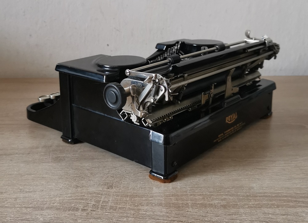 Luxusný starožitný písací stroj ROYAL P z roku 1931 - 7