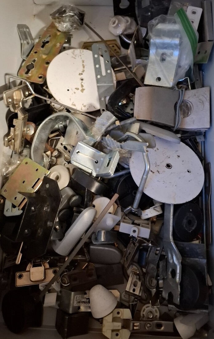 Rôzne spojovací materiál - 3€/kg - 7