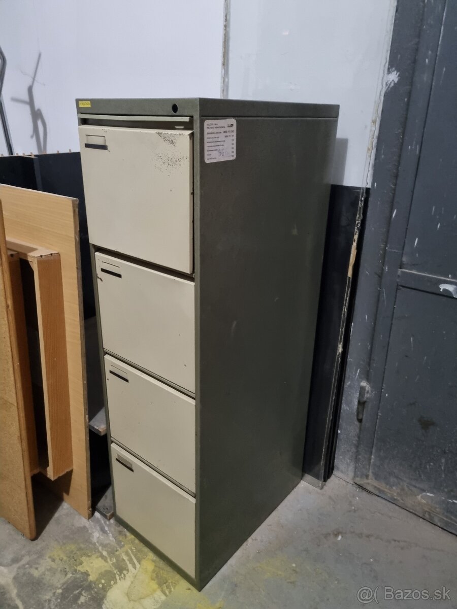 Kancelarsky nábytok,postele - 7