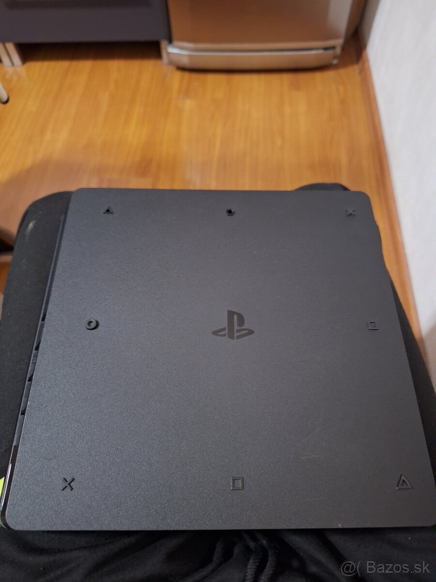 Predám PS4 Slim 512GB + 2 ovládače + 5 hier + stojan - 7