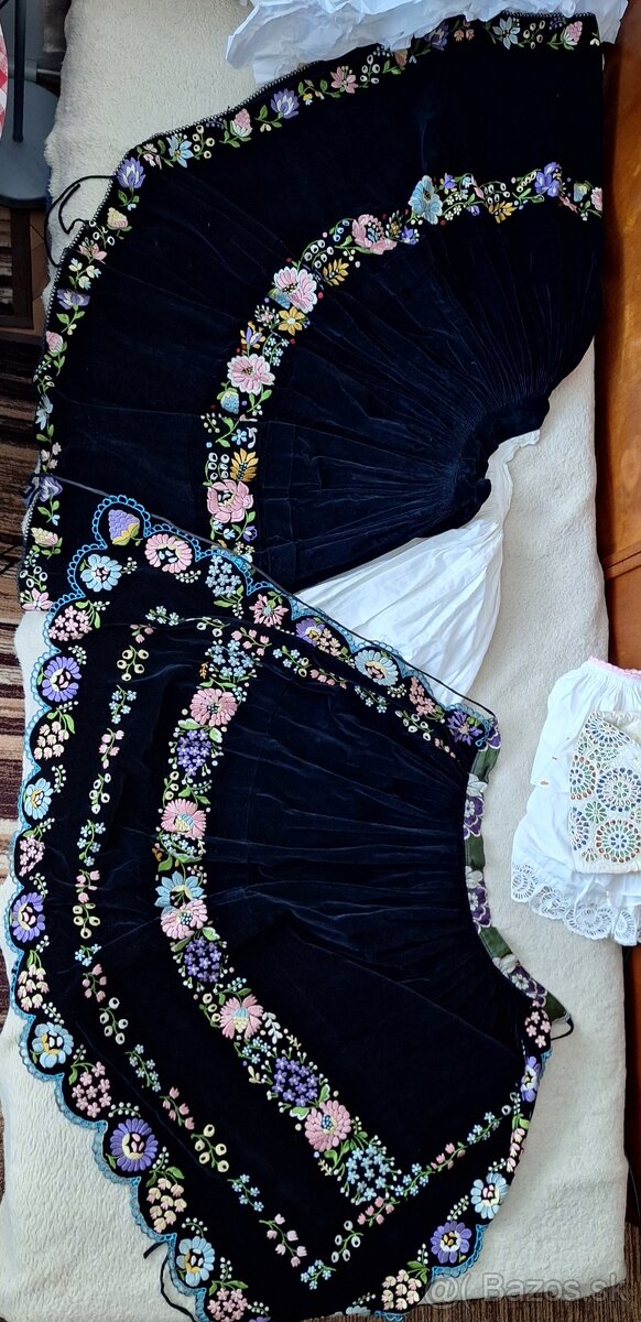 Rucne vysivany kroj zo Zvolenskej slatiny - 7