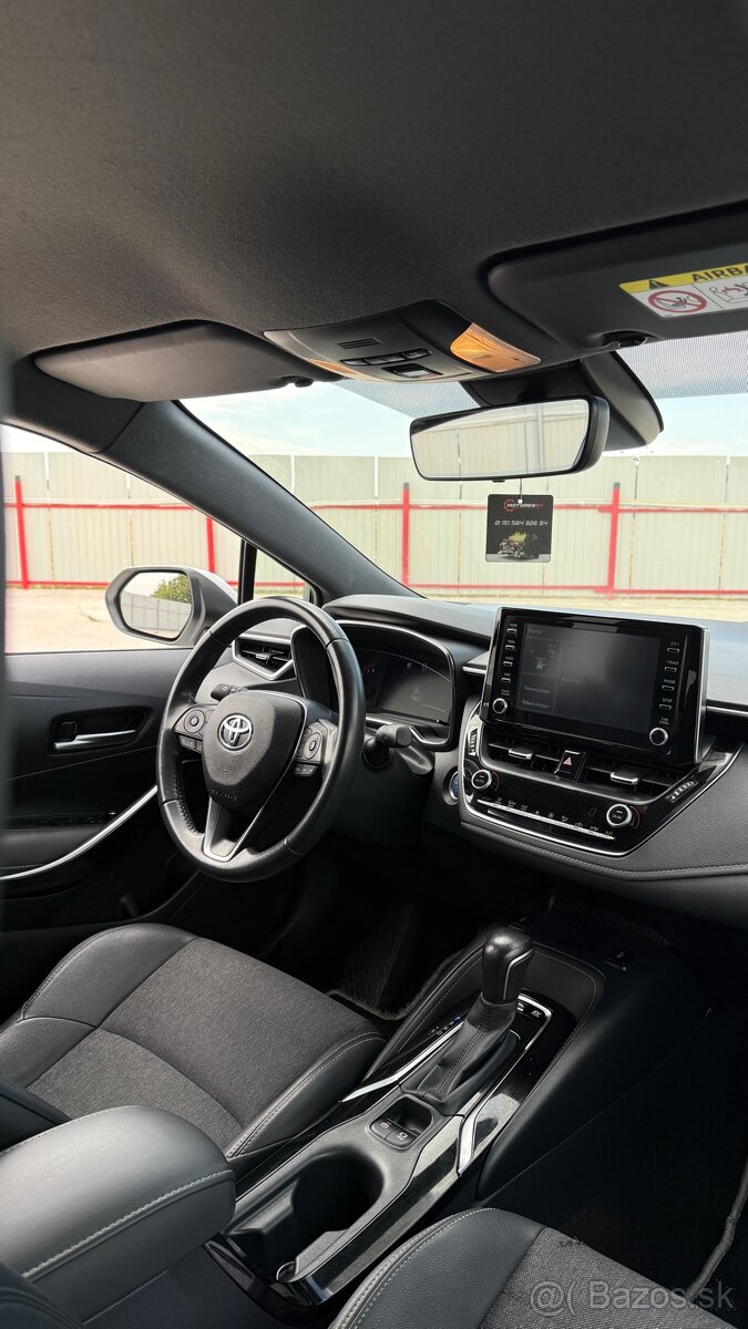 Toyota Corolla 2.0 Hybrid 📅 2020 - 7