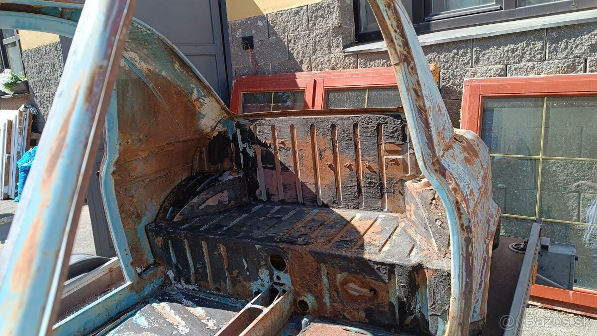 Vľavo. Vespa 400, rok výroby 1958 - 7