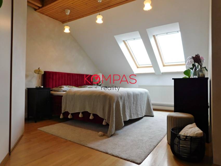 KRÁSNY RODINNÝ DOM SO ZÁHRADOU A DREVENÝM ALTÁNKOM V OBCI LU - 7