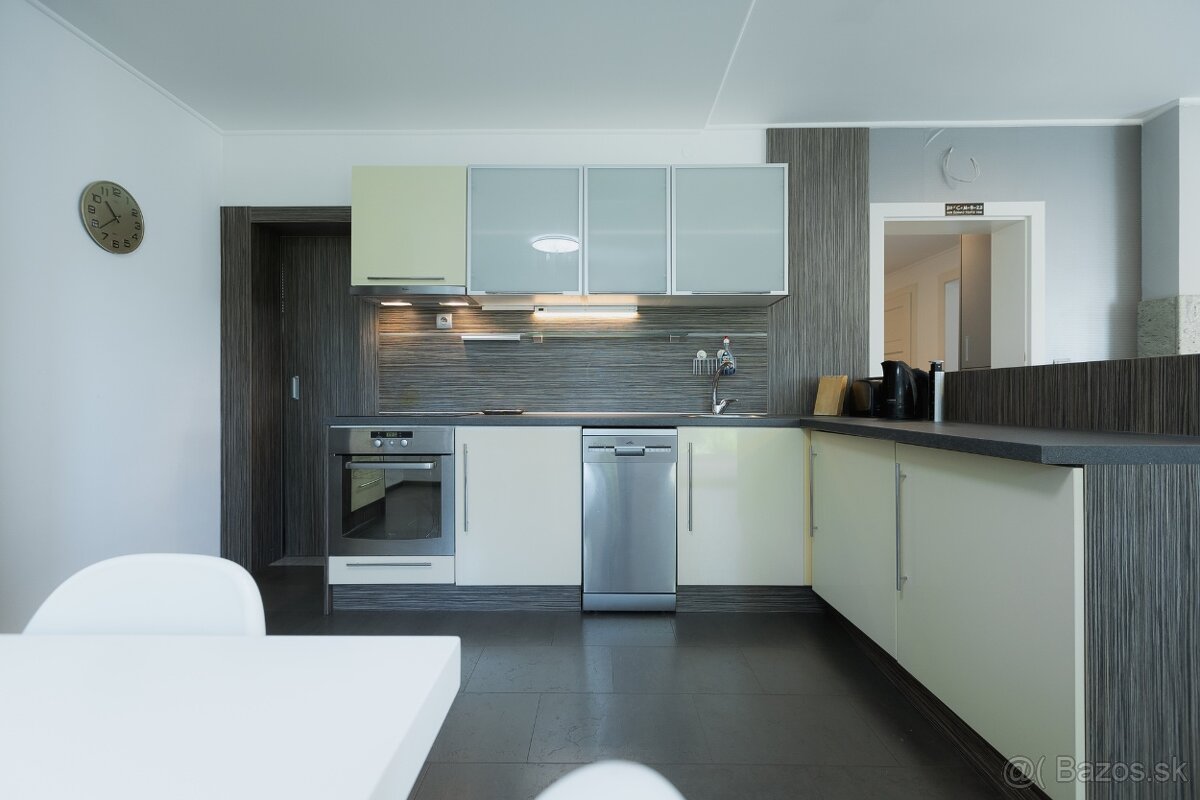 Jedinečná rodinná vila v meste Dolný Kubín s krásnym pozemko - 7