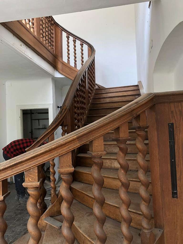 Staré dubové schodisko s zábradlím - 7
