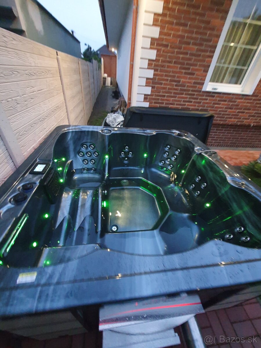 Hranatá akrylátová vírivka PREMIUM - 7