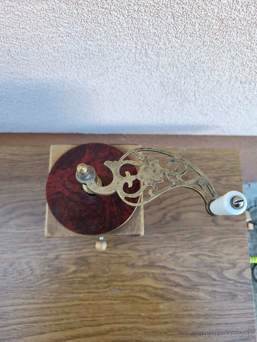 Veľké starožitné mlynčeky na kávu - 7