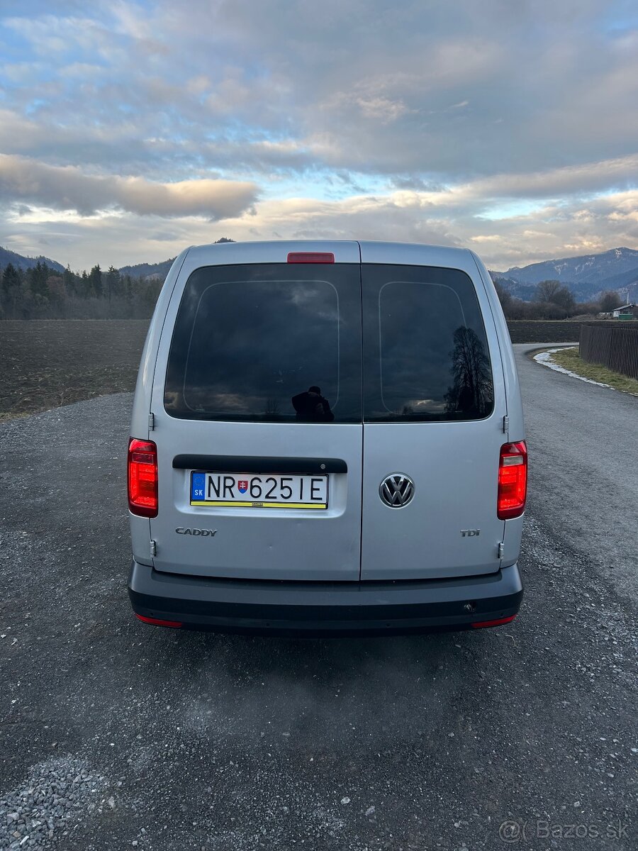 VW Caddy-maxi 1,6 TDi - - 7