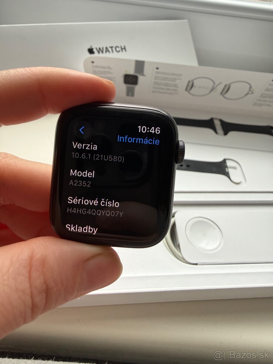 Apple Watch SE 2020 44mm Space Grey Aluminum Case - 7