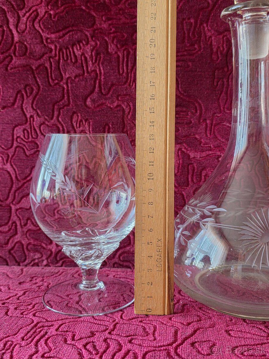 Karafa a poháre. - 7