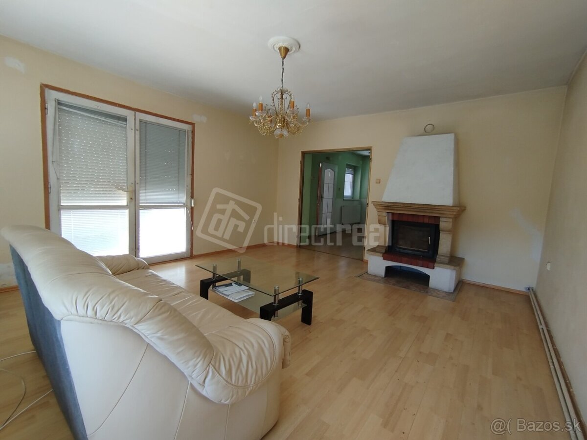 Pekný dom na slnečnom pozemku s bazénom a jazierkom - 7