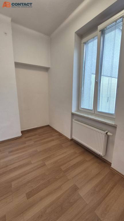 Nebytový priestor na prízemí mestského domu v centre na Kuku - 7