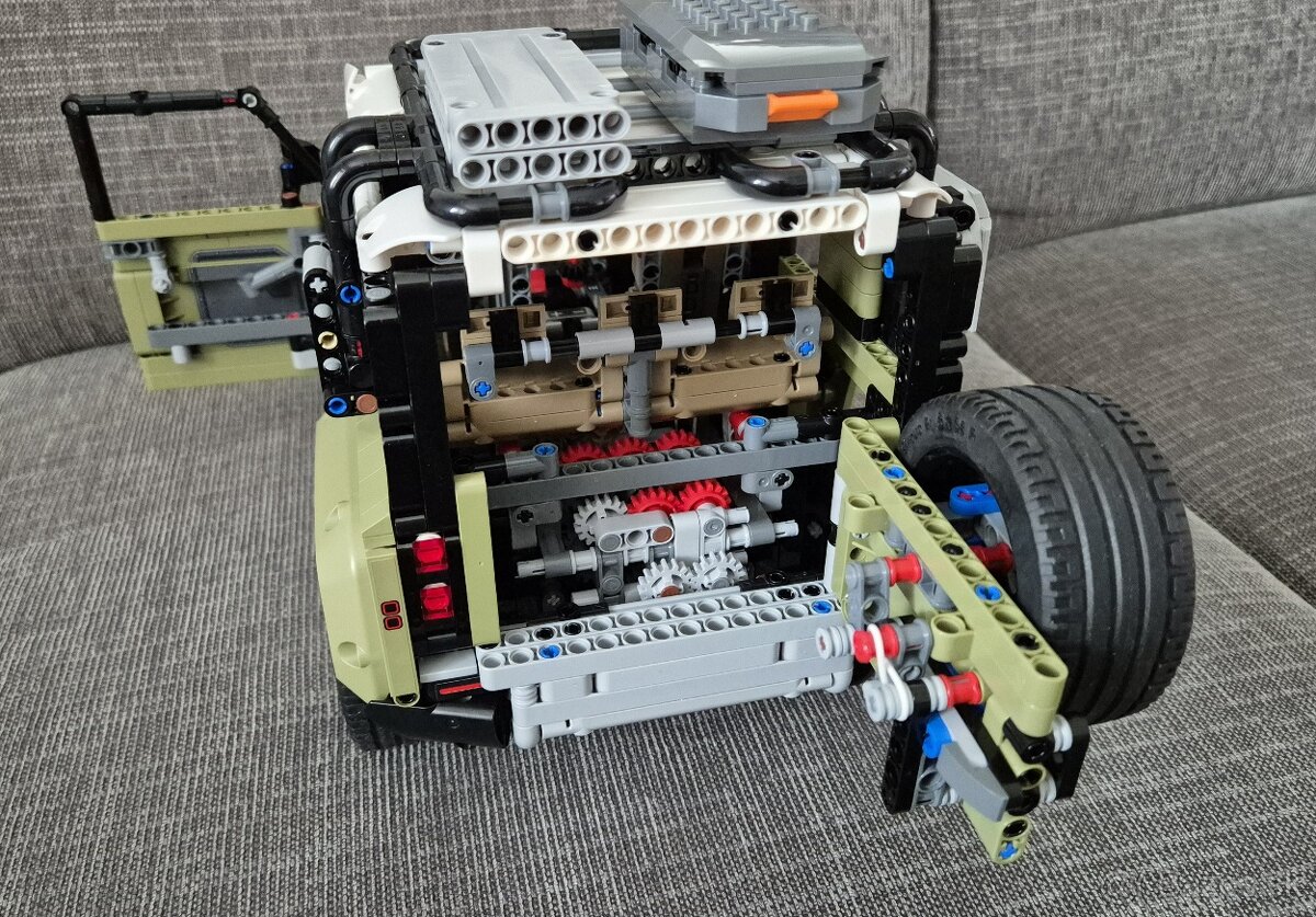 Lego Technic 42110 Land Rover Defender - 7