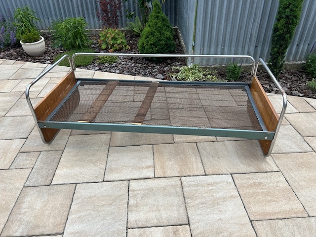 Predám retro posteľ - gauč, chróm, leštená ohýbaná trubka - 7