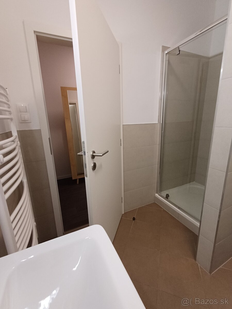 Ponúka na predaj 2 izbový apartmán Žilinska, Bratislava I - 7