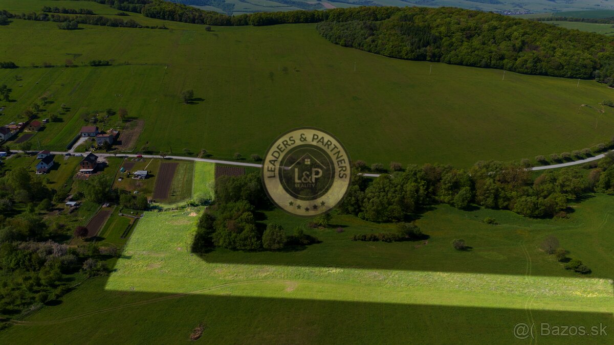 NA PREDAJ-rozľahlý pozemok v Jakovanoch ideálna investícia - 7