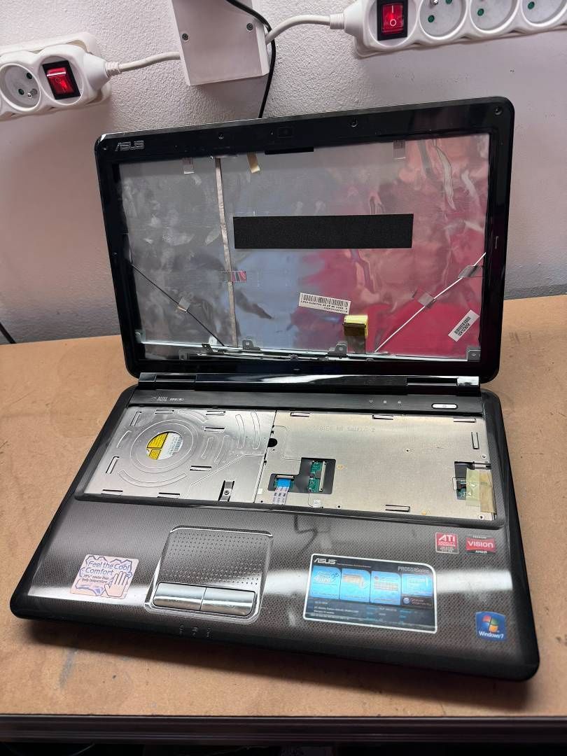 Predám pokazený notebook na náhradné diely zn.Asus x5dab. - 7