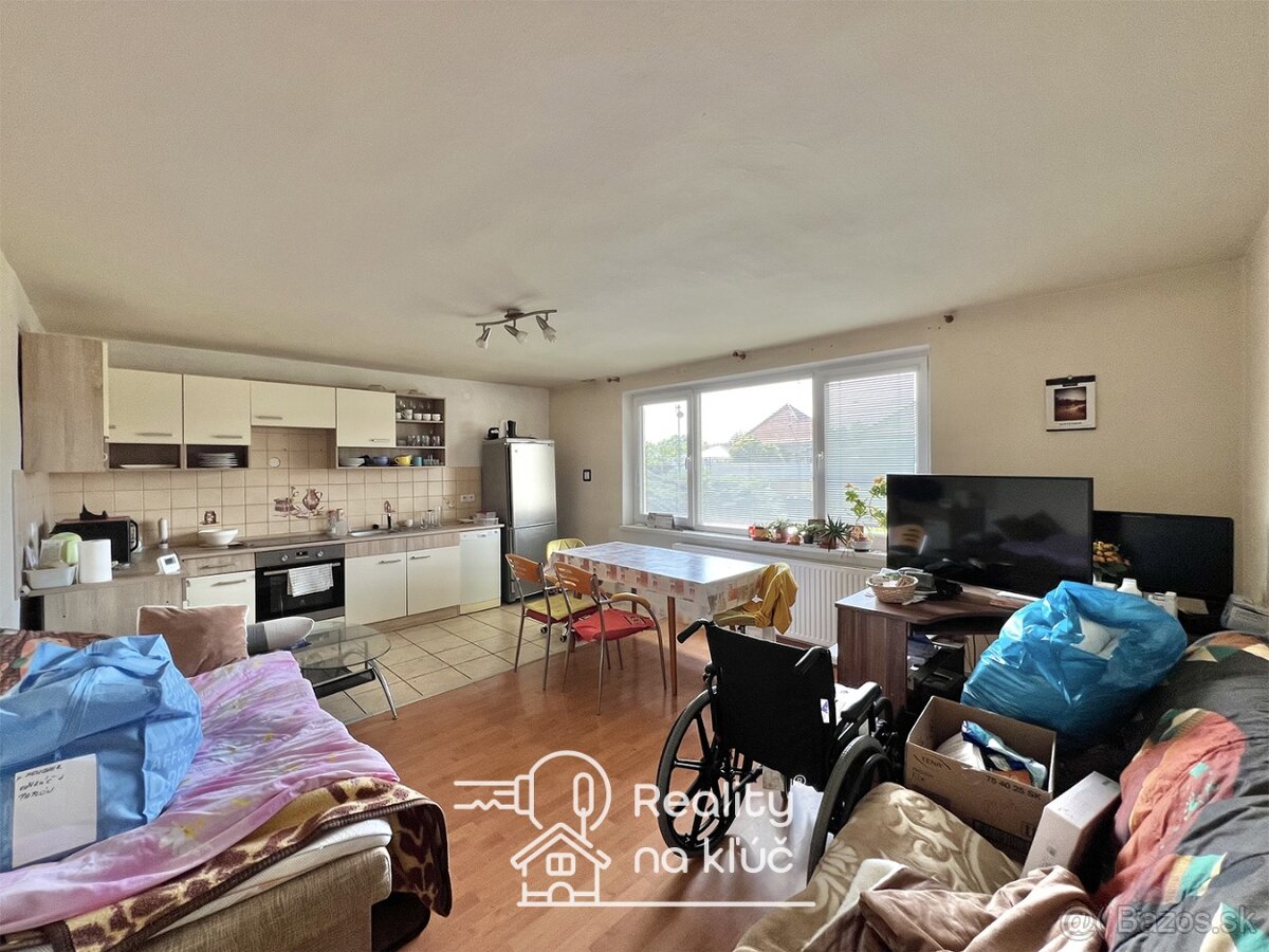 Na predaj dvojgeneračný poschodový rodinný dom - Komjatice - 7