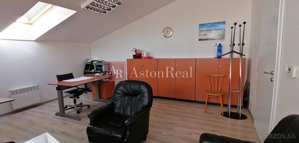 Prenájom: kanceláriu 28 m2, v centre B. Bystrice, Nám. Slobo - 7