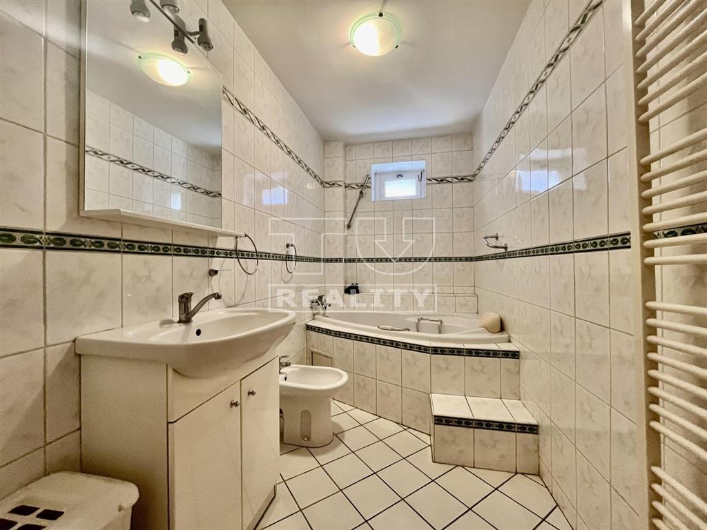 Na predaj veľký rodinný dom s tromi kúpeľňami pri Malom... - 7