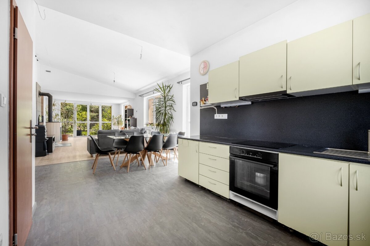 Na predaj 6 izbový RD v centre Dunajskej Lužnej - 7