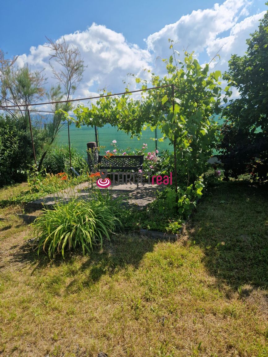 NA PREDAJ – Rodinný dom s veľkým pozemkom a dvomi bytovými j - 7