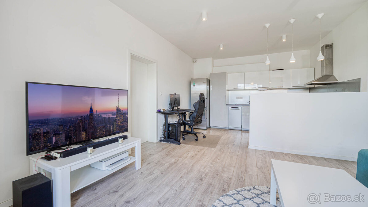 Príjemný 3-izbový byt s predzáhradkou a parkovaním TRI VODY - 7