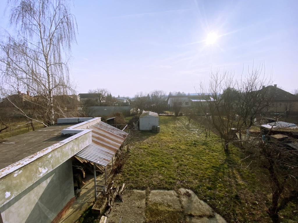 4 izbový poschodový rodinný dom s pozemkom 859 m2 v obci Lok - 7