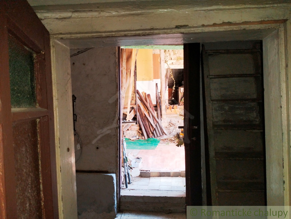 Vidiecka chalupa v pôvodnom stave na kopaniciach obce Lubi - 7