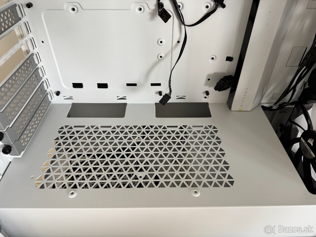 Predám PC skrinku Corsair iCUE 4000X RGB Biela - 7