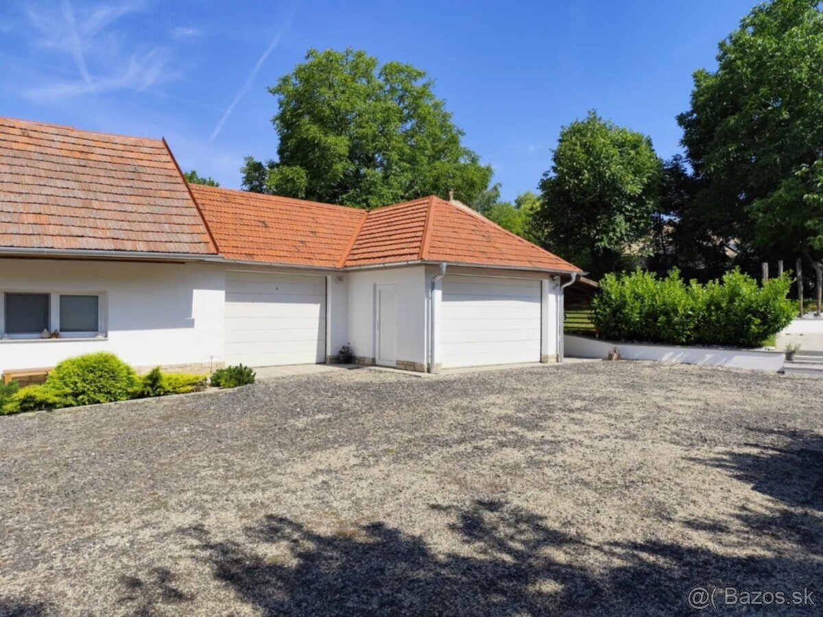 Zrekonštruovaný, zariadený rodinný dom s garážami vo Svodine - 7