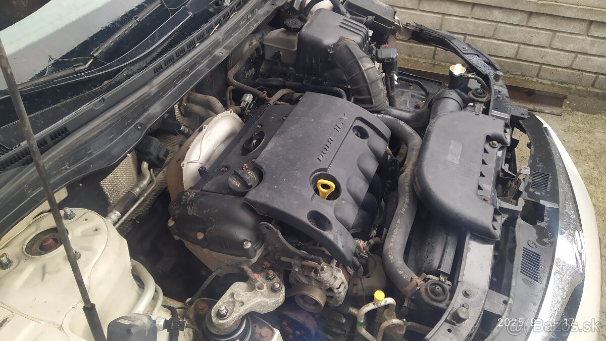 HYUNDAI I 30 1,4 benzín 2012 - 7