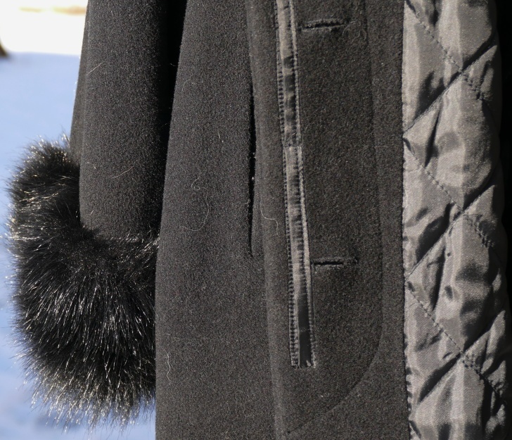 Elegantný dámsky kabát s kožušinou. - 7