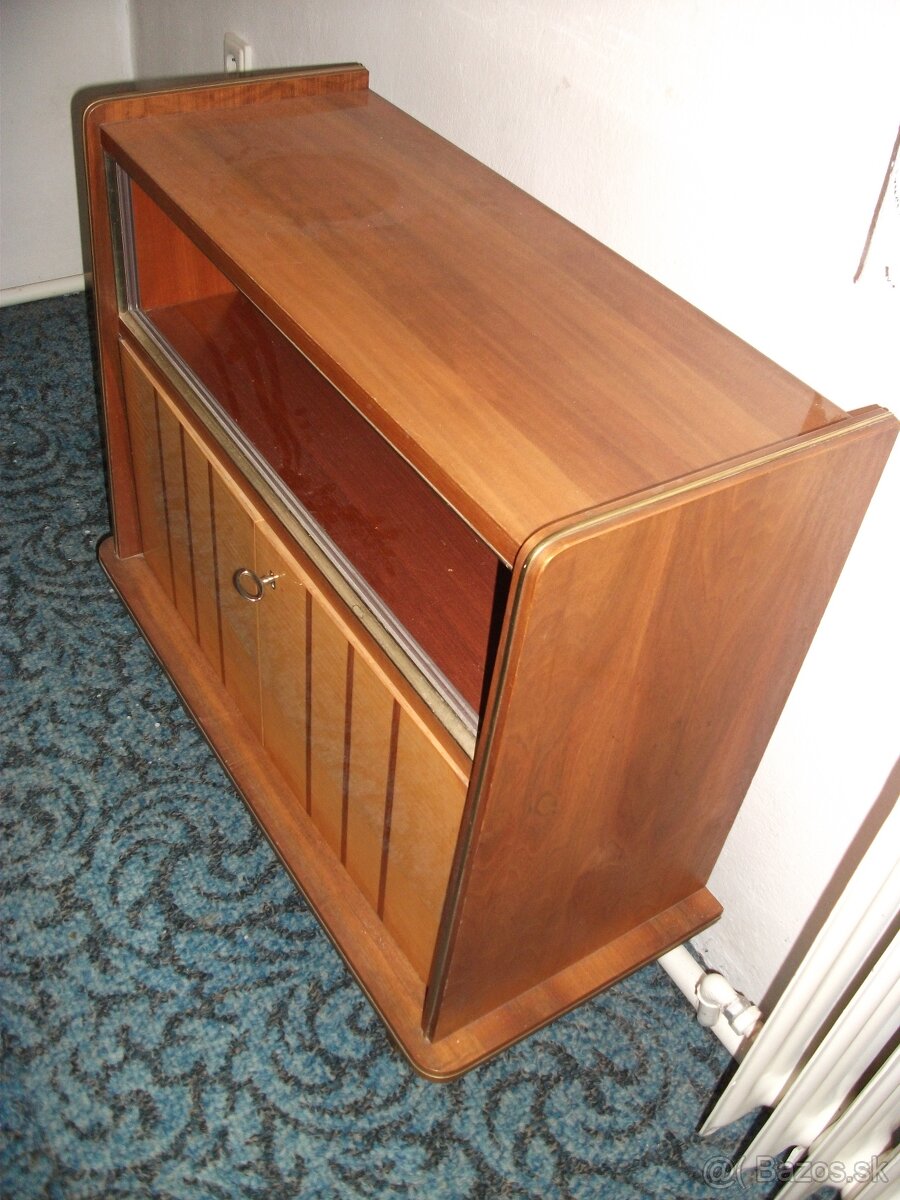 Predám krásnu retro skrinku(komodu). - 7