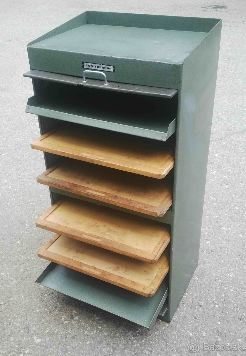 Predám kovovú skrinku na nástroje TOS Trenčín - 7