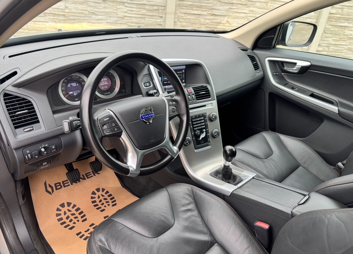 VOLVO XC60 2.4 D3 AWD SUMMUM •Ťažné •Manuál •Panorama - 7