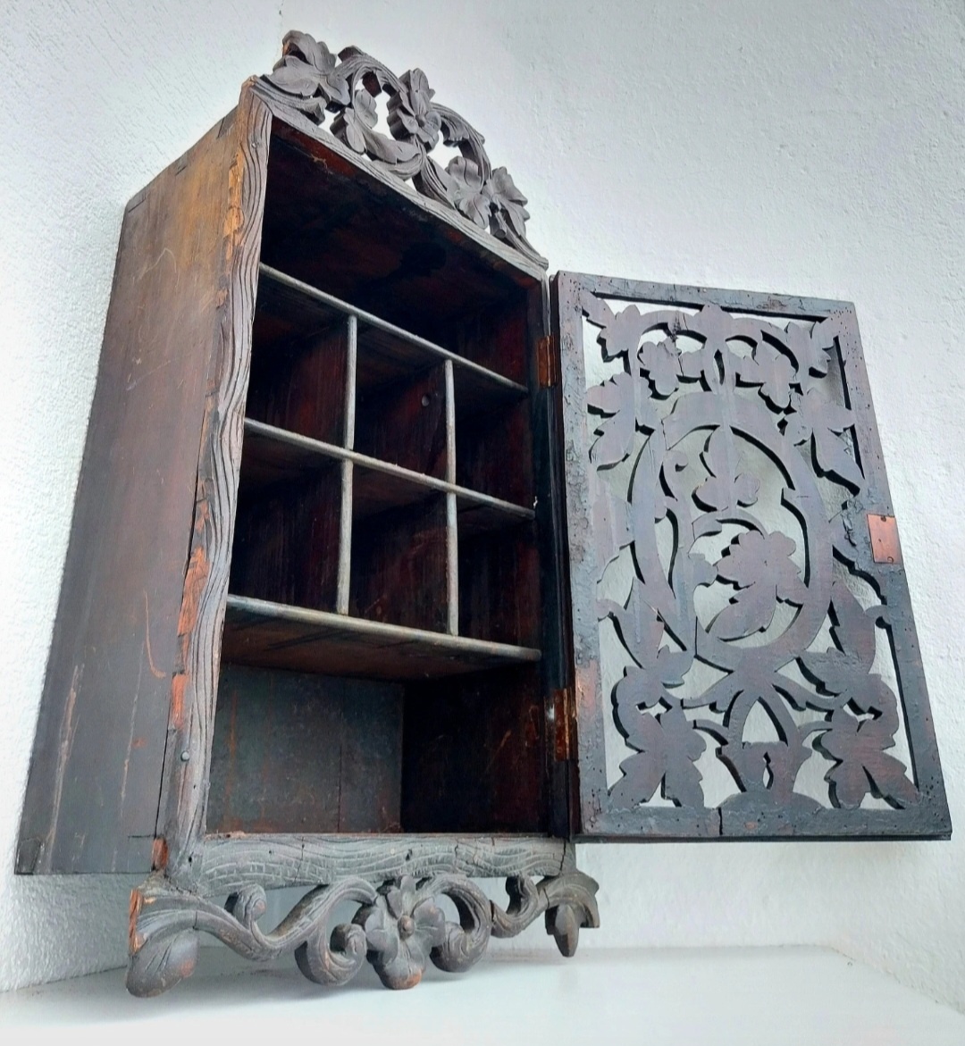 STAROŽITNÁ RUČNÁ DREVOREZBA / ÚLOŽNÁ SKRINKA / 19 x 36 x 67 - 7